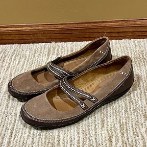 Natural Soul Tan and Brown Cross-Strap Flats